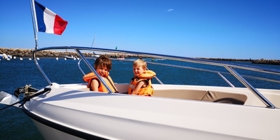 805 Open activ’ Quicksilver 225 chevaux 9 places<br />
