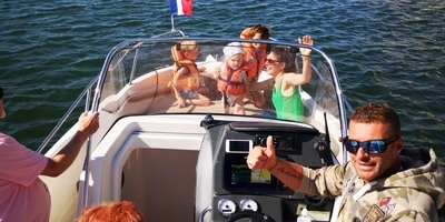 805 Open activ’ Quicksilver 225 chevaux 9 places